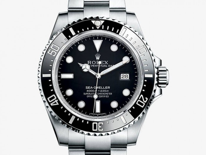 For this replica Rolex, the most eye-catching feature should be the 1,220m waterproof function, presenting the legendary professional diver watch.