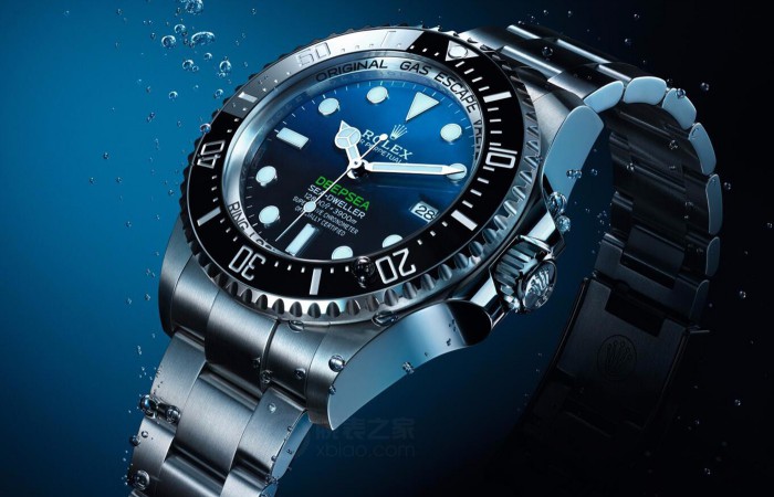 For the charming black and blue dial, this fake Rolex Sea-Dweller Deepsea watch completely shows the charm of the deep sea.