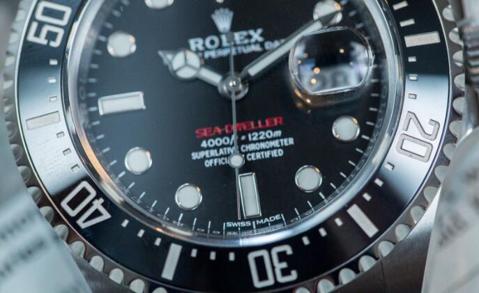 The appearance of this Rolex Sea-Dweller is classic and brilliant.