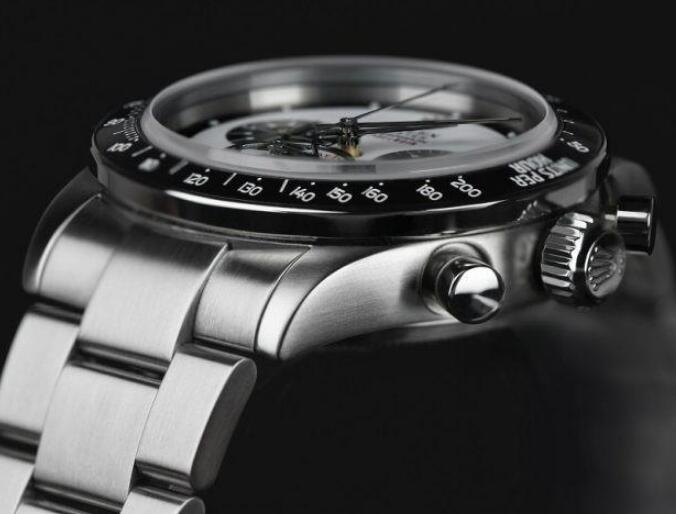 It is developed on basis of the Paul Newman Daytona.